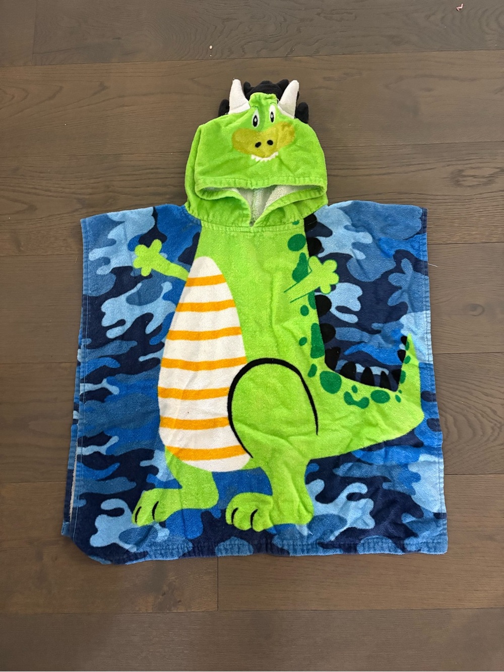 Dragon kids beach towel sz 5-8 years old NWT ret $55
